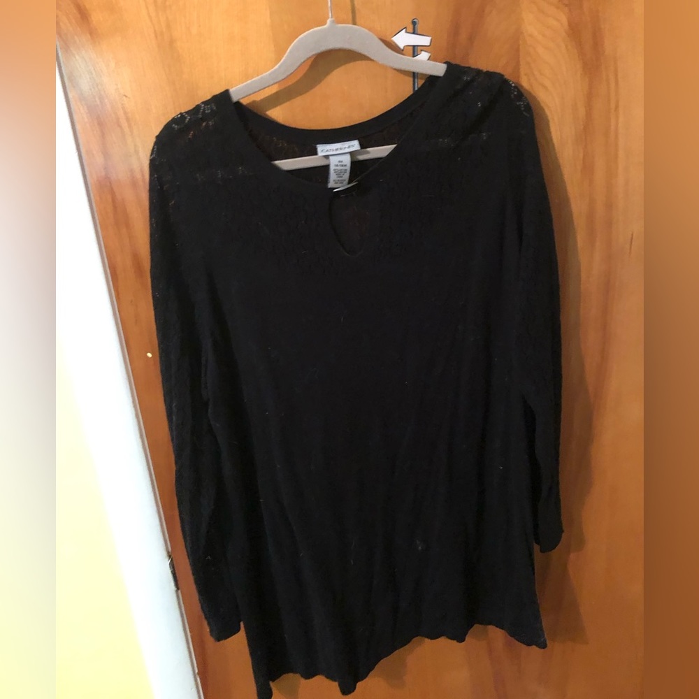 Keyhole tunic with lace detail at neck and shoulders